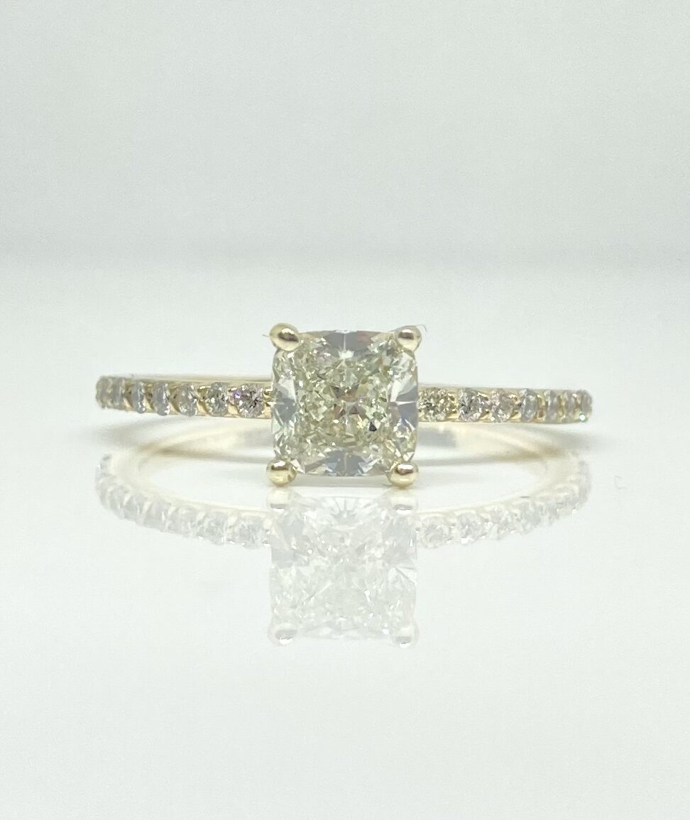 Pre-owned 14K yellow gold princess cut diamond engagement ring