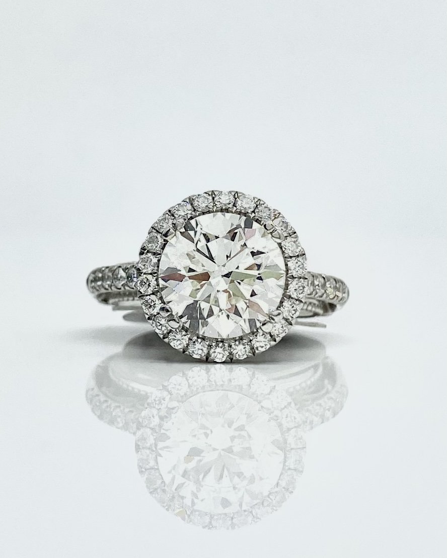 Moissanite vs. Diamond: Which Is the Best Choice for Your Engagement Ring?