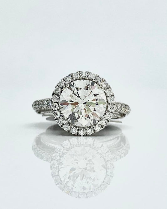 Moissanite vs. Diamond: Which Is the Best Choice for Your Engagement Ring?