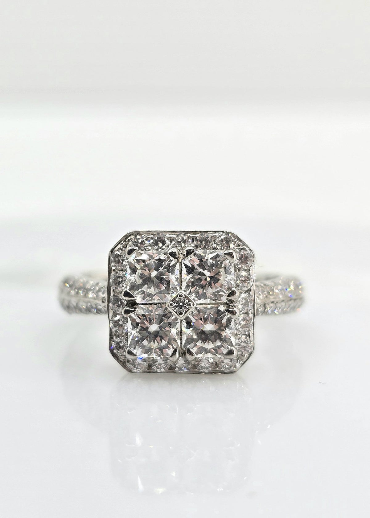 18K white gold diamond ring, 1.95 ctw