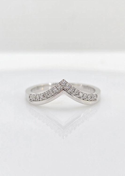 14K gold chevron diamond band