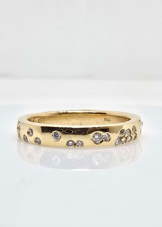 14K gold scattered diamond band