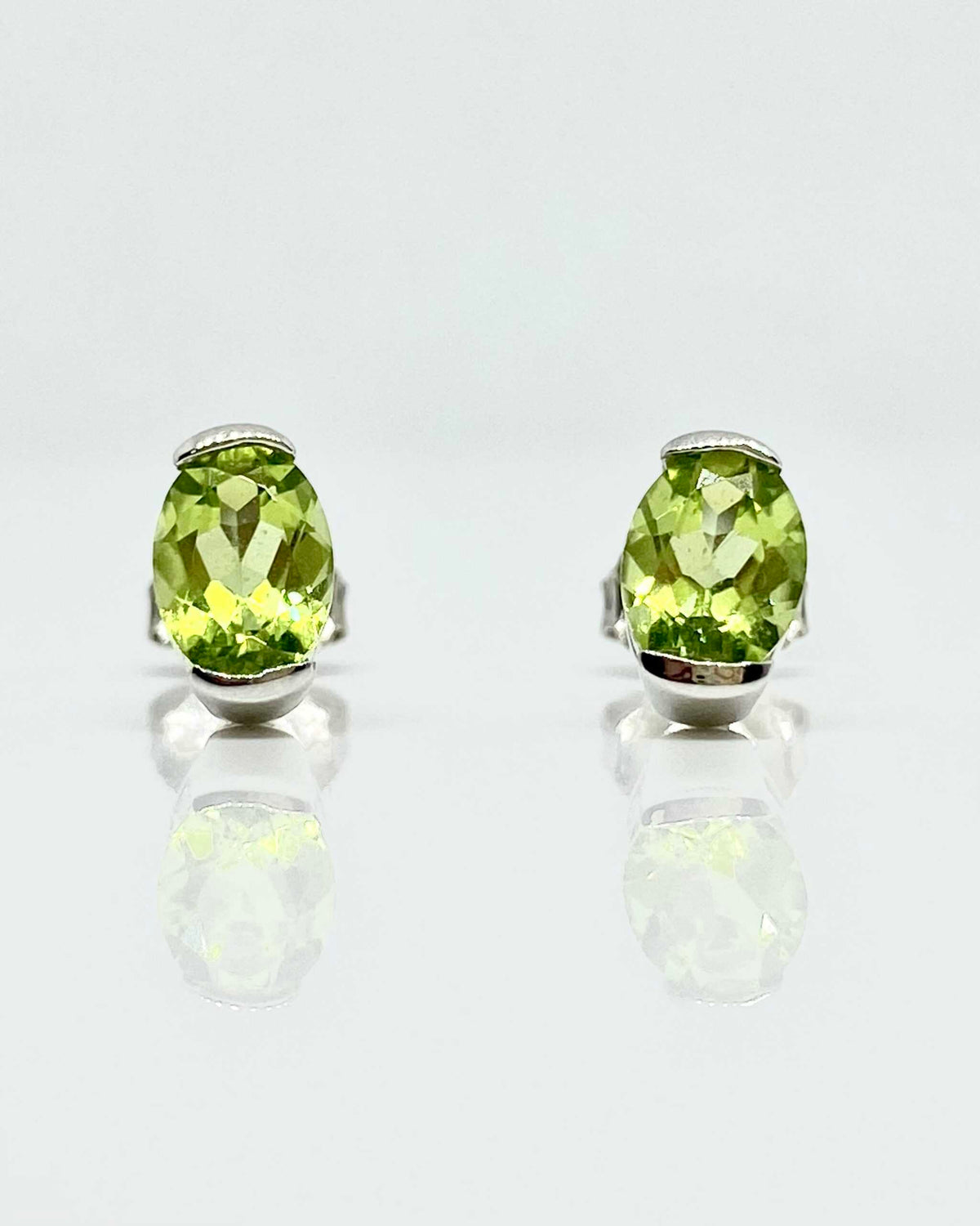 14K white gold peridot stud earrings