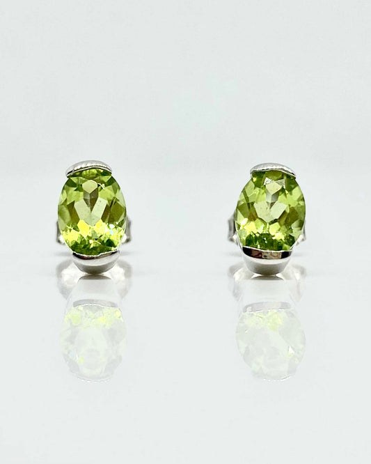 14K white gold peridot stud earrings