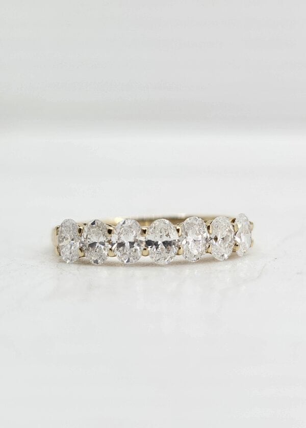 18k 1.14ctw Oval Diamond Band