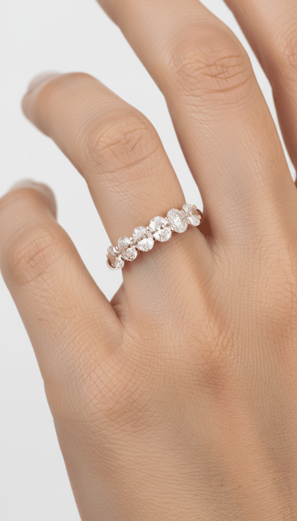 18k 1.14ctw Oval Diamond Band - Image 2
