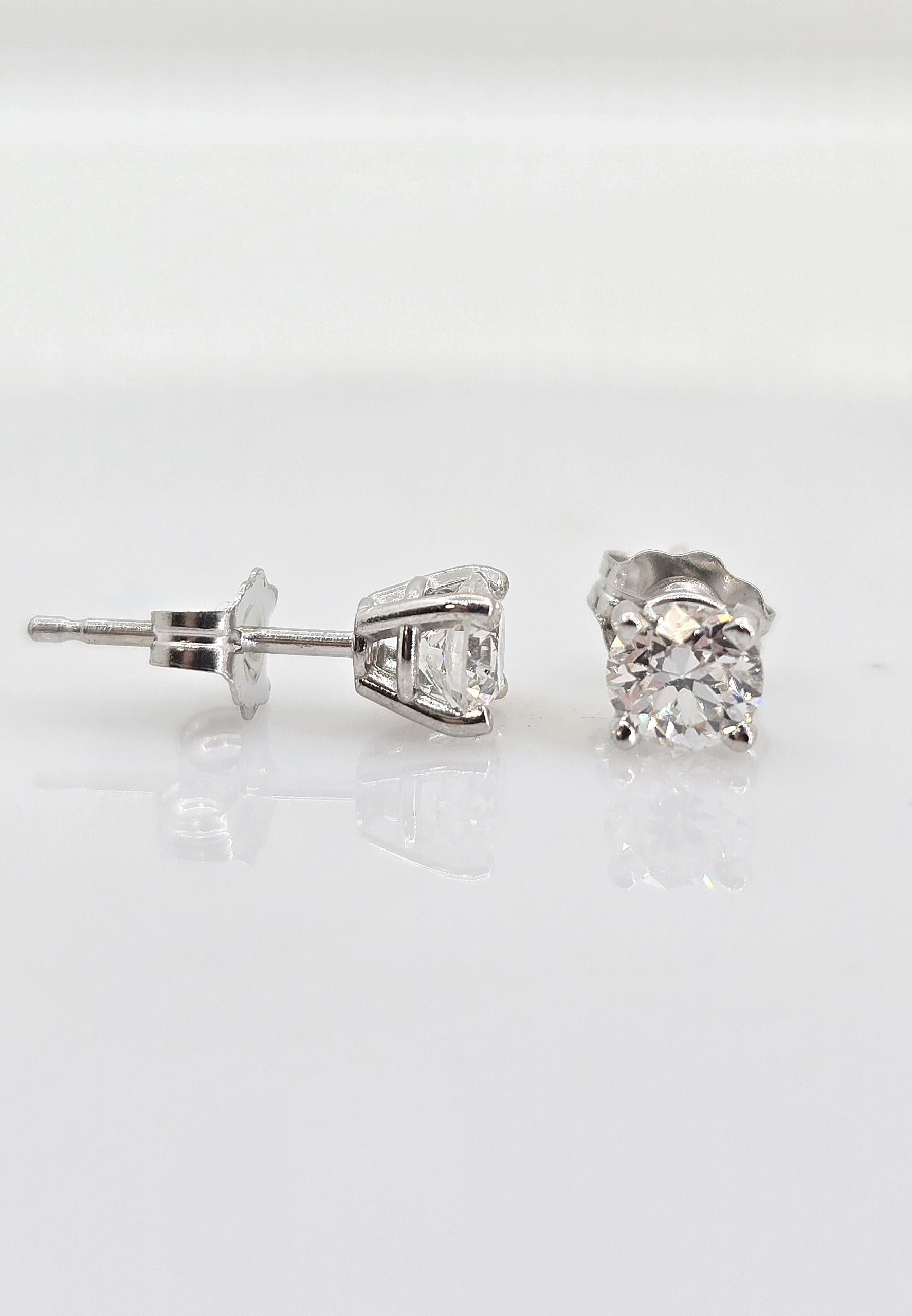 14k .58ctw Round Diamond Studs