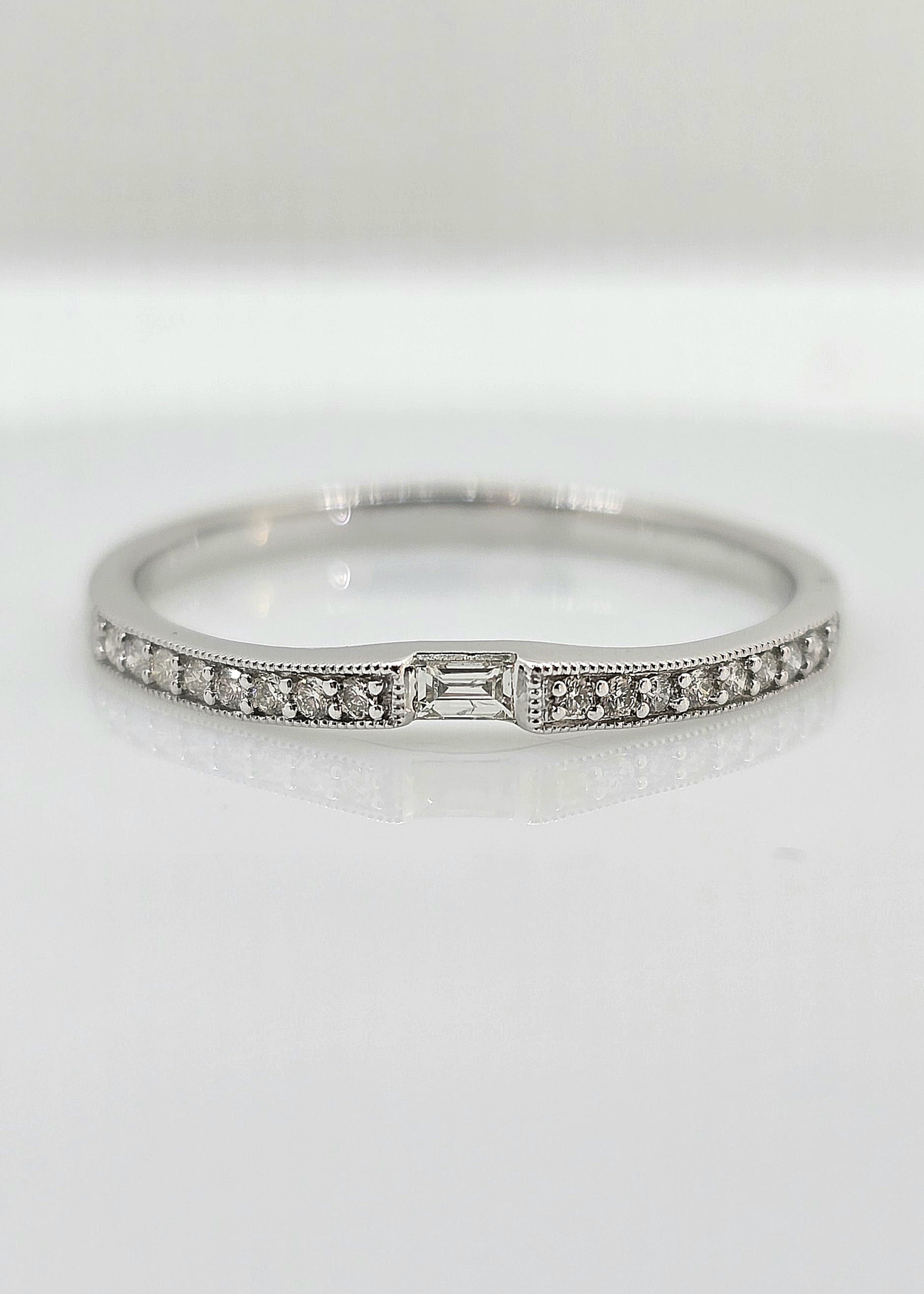 14k .20ctw Fancy Diamond Band